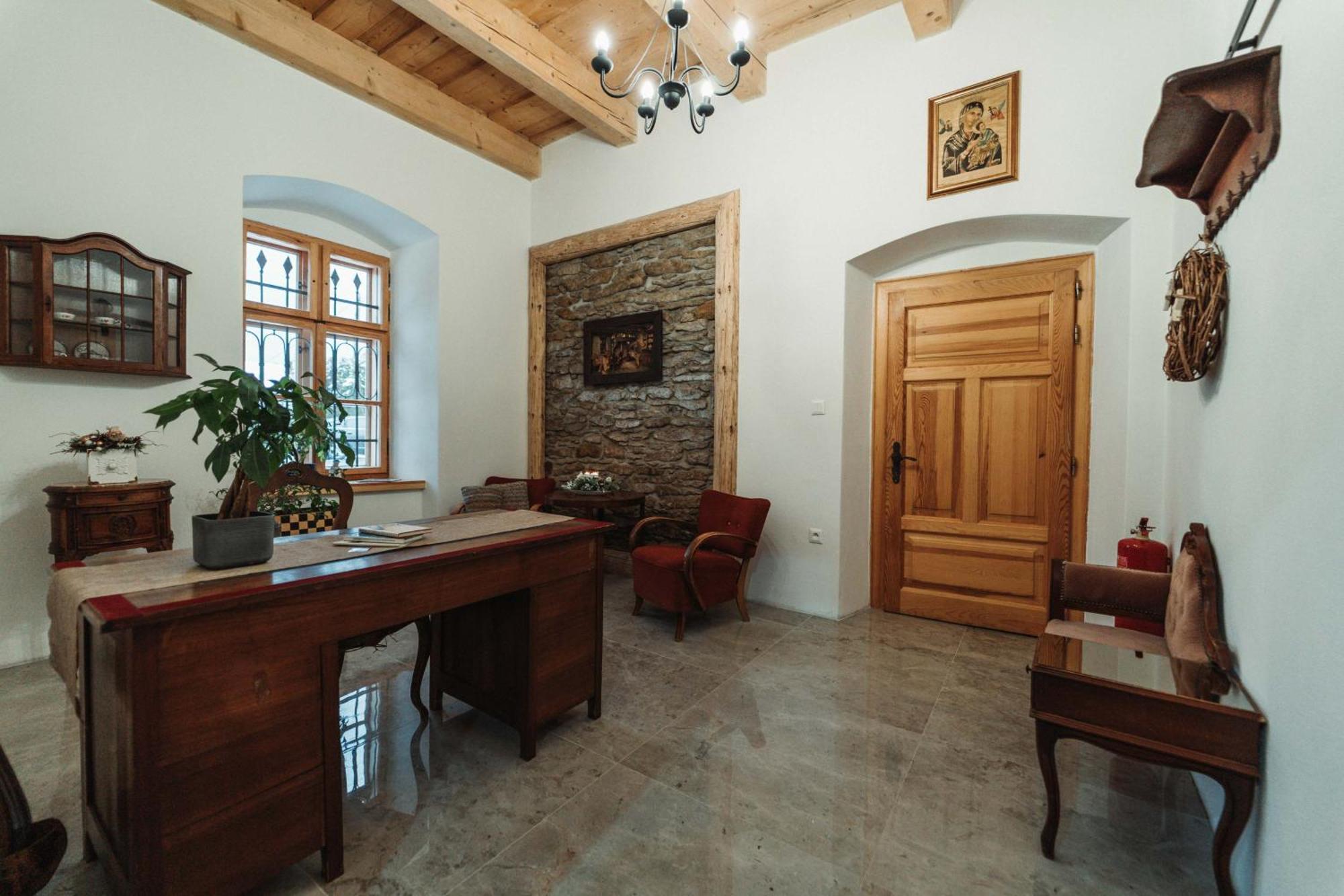 Cakyho Kuria - Mezonetovy Apartman S Krbom A Saunami Smizany Exterior photo